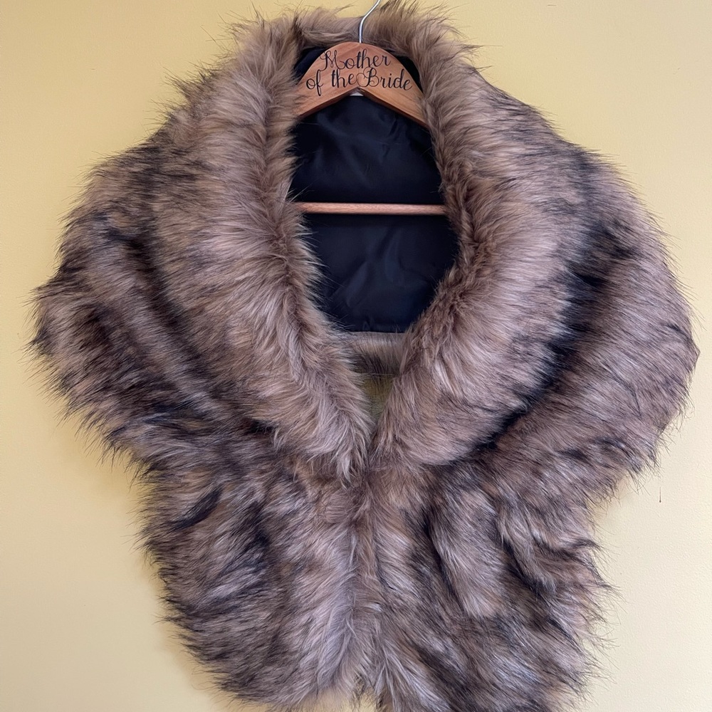 BRIDAL PARTY STOLES.  8 Elegant faux fur stoles Qty:8